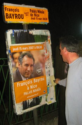 Collage affiche François Bayrou
