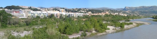 St Laurent du Var et au premier plan, derrière le fleuve Var, la cité du point du jour