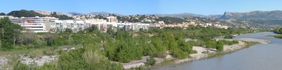 St Laurent du Var et au premier plan, derrière le fleuve Var, la cité du point du jour